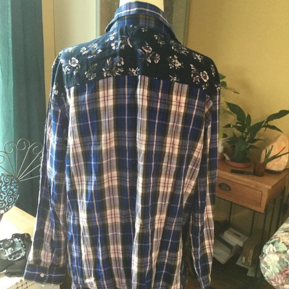 Color blocked long sleeve button down shirt, great for fall - Picture 2 of 6